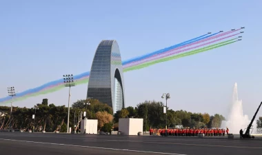 Bu ölkələrin rəsmiləri də paradı izlədi