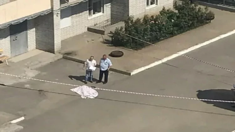 Əli qandallı kişi özünü binadan atdı