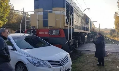 Bakıda “Prius” qatarla toqquşdu: xəsarət alanlar var - VİDEO