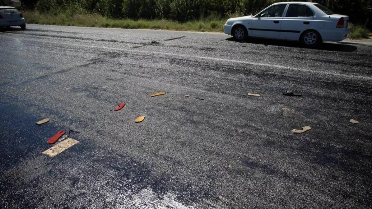 Burada istirahət edənlərin sandalları istidən əriyən asfalta yapışdı - FOTO