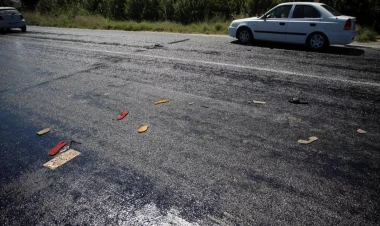 Burada istirahət edənlərin sandalları istidən əriyən asfalta yapışdı - FOTO