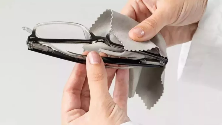 Eynək şüşəsini təmizləməyin ən asan yolu