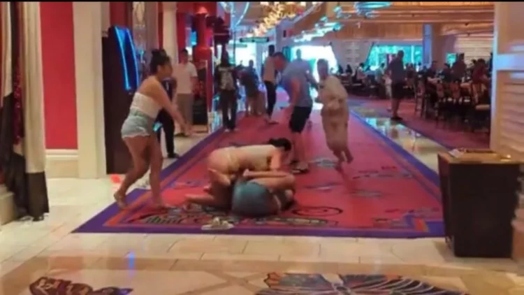 Dəbdəbəli kazinoda yarıçılpaq qadınların DAVASI - VİDEO