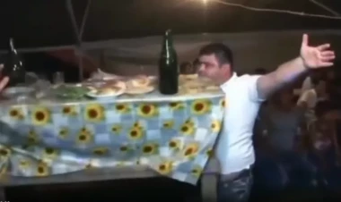 Azərbaycan toyu dünyada GÜNDƏM OLDU: stolu ağzında daşıdı, araq süzdü... - VİDEO