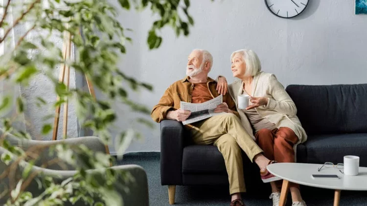 Yaşlılarda əllər niyə titrəyir? - Səbəblərini nevroloq açıqladı