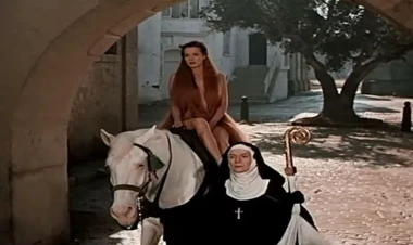 Vəzifəli şəxs dindar xanımını şəhərin mərkəzində LÜT GƏZDİRDİ - VİDEO - FOTO