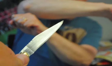 Ağcabədidə 31 yaşlı kişi qohumunu bıçaqlayıb