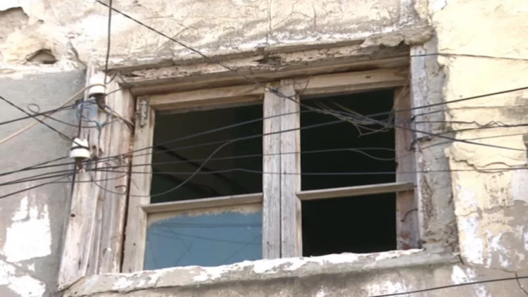 Bakıda bu binanın sakinləri qorxu içində yaşayır