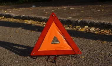 Yasamalda DƏHŞƏTLİ QƏZA: Maşın mağazaya çırpıldı - FOTO