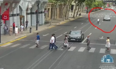 Bakıda avtomobil piyada keçidindən keçməyən qadını belə vurdu - ANBAAN VİDEO