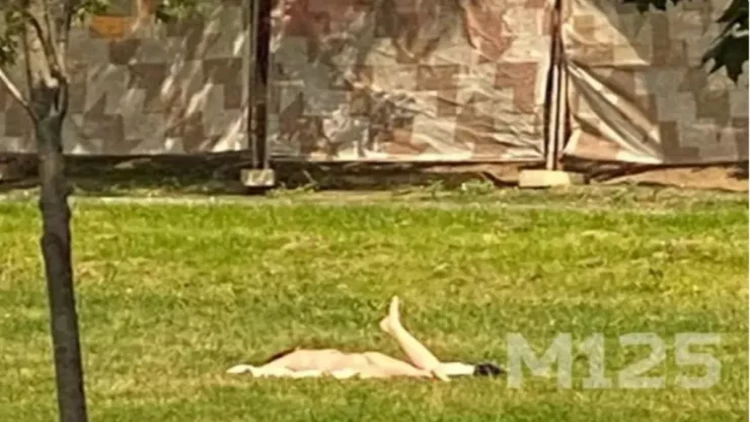 Çılpaqlanıb günəş vannası qəbul etdi – GÖRÜN HARADA?