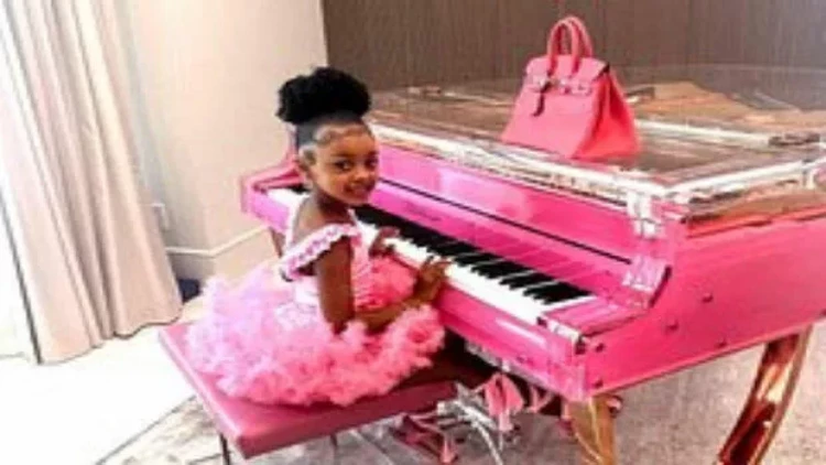 Tanınmış reper beş yaşlı qızına bahalı çanta hədiyyə edib - QİYMƏT DODAQ UÇUQLADIR