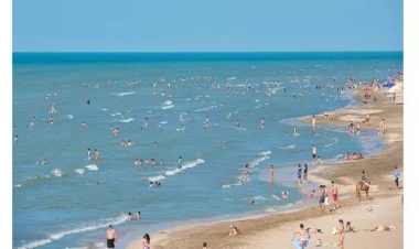 Çimərlikdə qan düşdü: Kişi arvadını və onun oğlan tanışını bıçaqladı