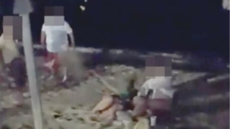 Çimərlikdəki əxlaqsızlığa yaşlı qadından SƏRT REAKSİYA - ŞƏPİKLƏ DÖYDÜ - VİDEO - FOTO