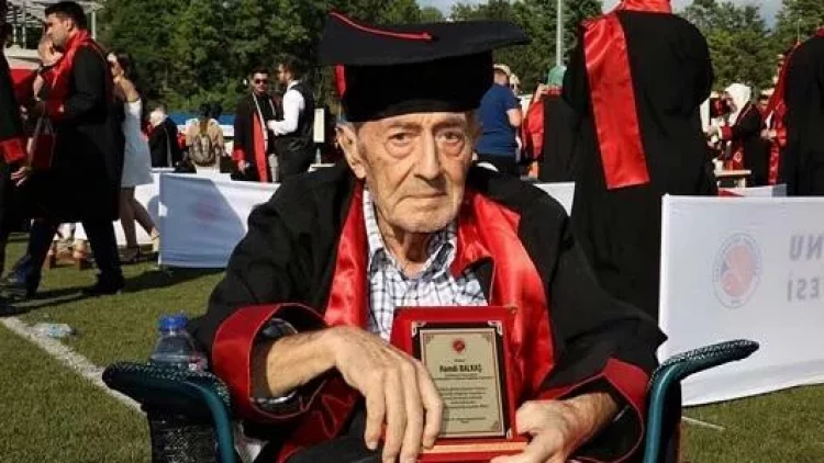 82 yaşında universitet məzunu oldu