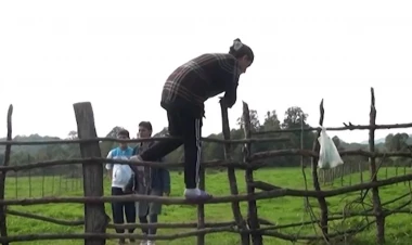 Sakinlər öz evlərinə hasarı aşaraq girirlər