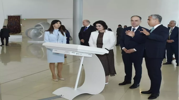 Albaniya Prezidenti və xanımı Heydər Əliyev Mərkəzi ilə tanış olublar - FOTO