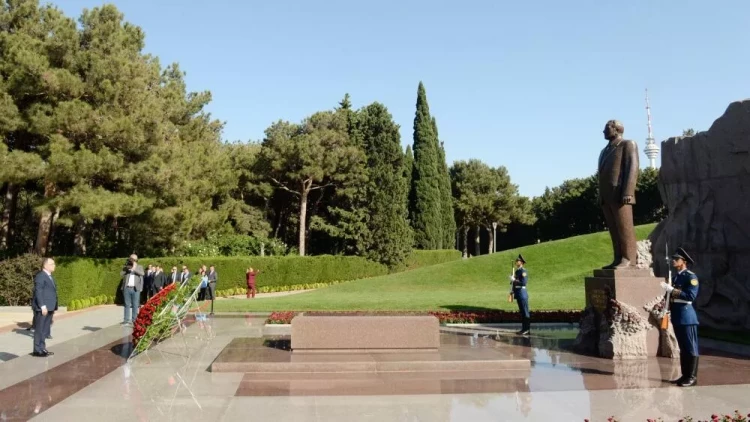 Bayram Beqay Ulu Öndər Heydər Əliyevin məzarını ziyarət edib - FOTO
