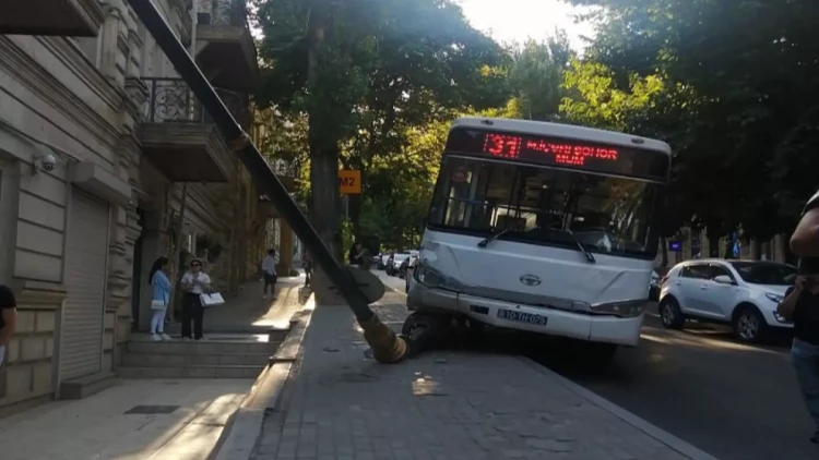 Bakıda sərnişin avtobusu işıq dirəyinə çırpılıb