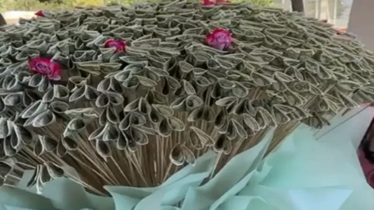 Bakıda 1001 dollardan hazırlanan hədiyyəlik buket gündəm oldu - VİDEO