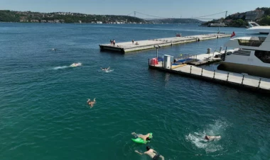 İstanbulda qızmar istilər: İnsanlar Bosfor boğazında sərinlənir - FOTO