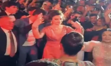 Şəmkirdəki toya gələn Ebru Gündəş məclis sahibləri ilə belə oynadı - VİDEO