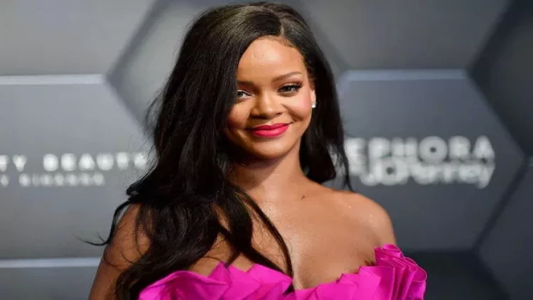 Rihanna bunu bacaran ilk qadın müğənni oldu