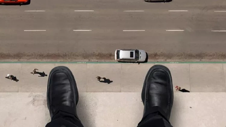 Bakıda gənc oğlan özünü binadan atıb