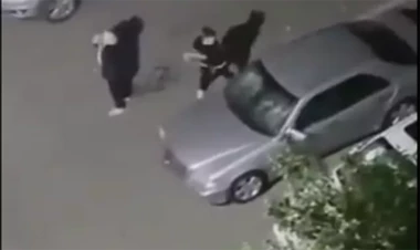 Hövsanda qadın keçmiş sevgilisinin maşınının şüşələrini sındırdı - VİDEO