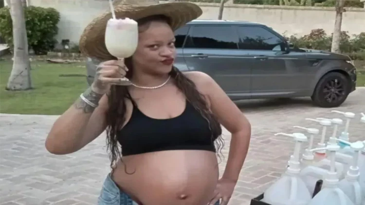 Hamilə Rihanna sevgilisi ilə Barbadosda belə dincəlir - FOTO