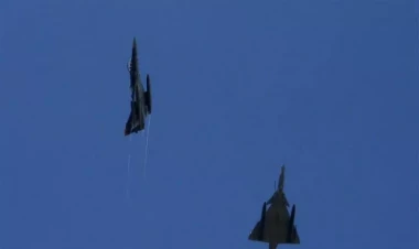 2 təyyarə toqquşdu, bir pilot öldü - VİDEO