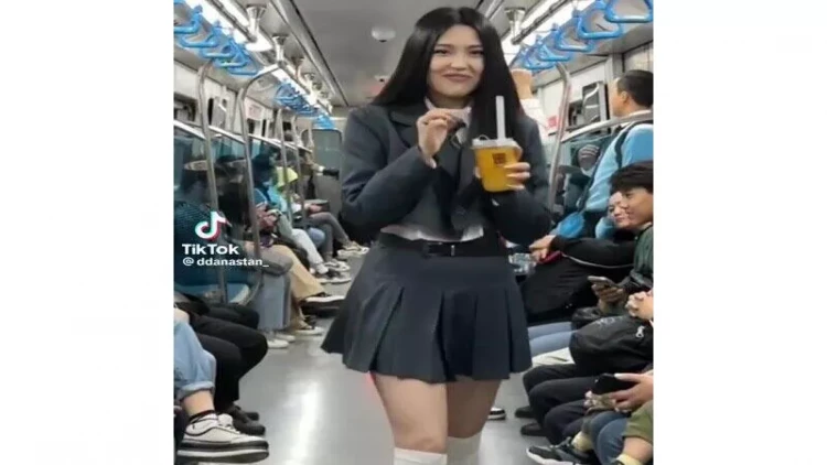 Metroda erotik rəqs - VİDEO