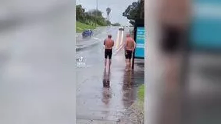 Səkidə dayanan yarıçılpaq kişilərdən qəribə davranış - VİDEO