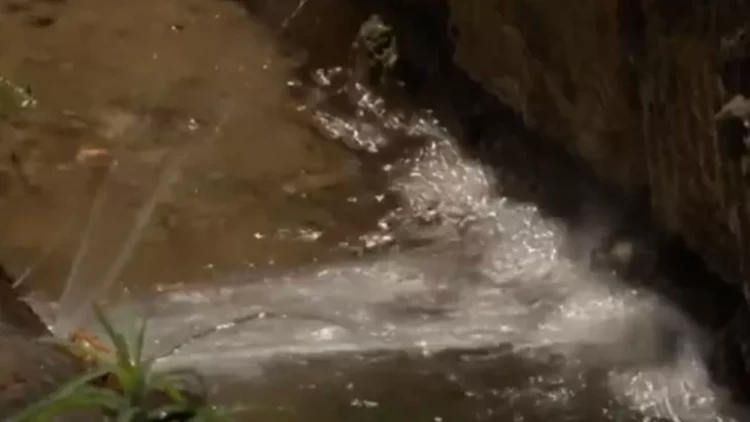 Suyun tapılmayan vaxtı Bakının bu qəsəbəsində küçəyə axıdılır... - VİDEO