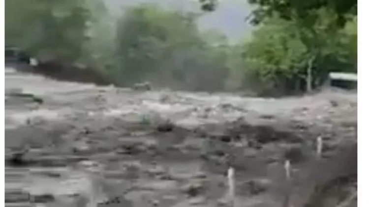 Sel obyektləri dağıtdı, maşınları apardı - VİDEO