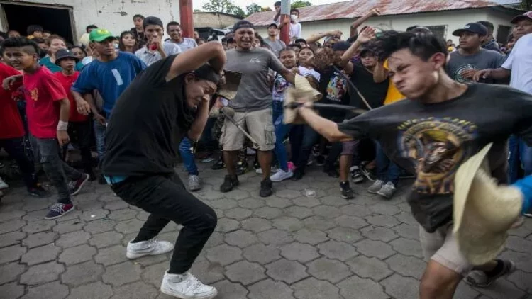 Kəsdikləri heyvanların cinsi orqanları ilə bir-birini qamçılayırlar - AĞLASIĞMAZ SƏBƏB - VİDEO - FOTO