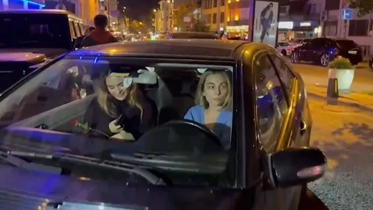 Aktrisa gül satan uşağı maşınla vurub hadisə yerindən belə qaçdı - ANBAAN VİDEO