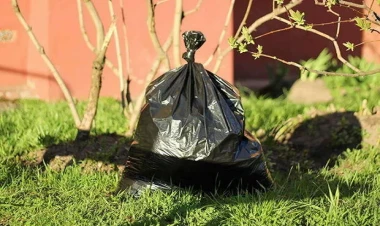 Tüstüləyən torbanı tapdalayıb söndürmək istədi: İçindən yanmış insan başı çıxdı - FOTO
