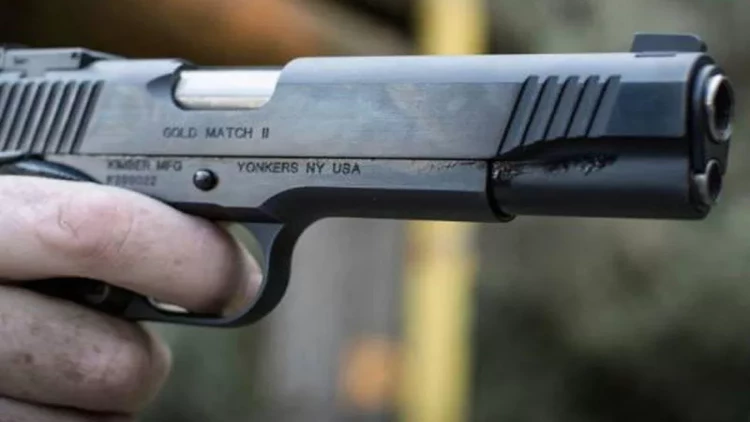 Küçədə SİLAHLI İNSİDENT - Skuterlə insanlara atəş açıb qaçdı, iki nəfər...