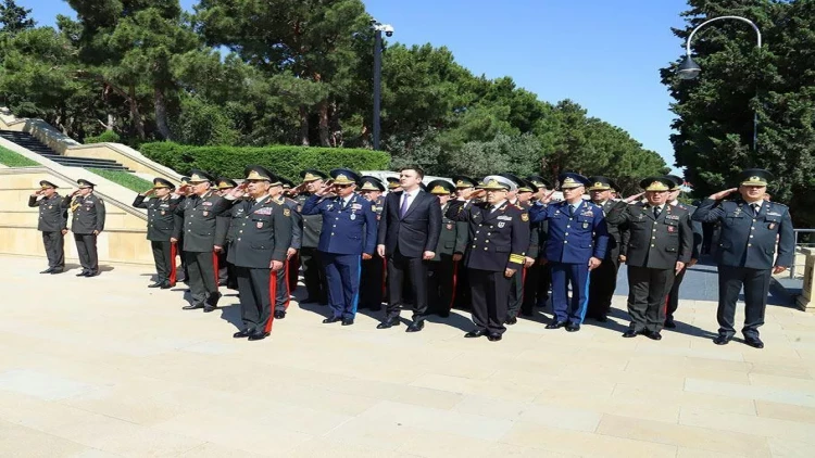 Müdafiə Nazirliyinin rəhbərliyi Fəxri xiyabanı və Şəhidlər xiyabanını ziyarət edib - FOTO