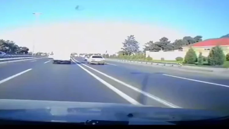 Aeroport yolunda baş verən qəzanın görüntüləri yayıldı - VİDEO