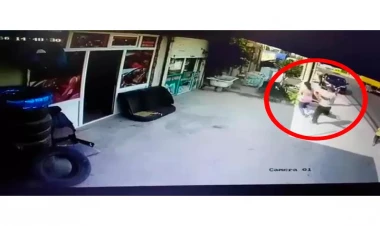 Bakıda arvadını küçədə təpikləyən ər övladının ölümünə səbəb oldu - Dəhşət dolu anlar - VİDEO