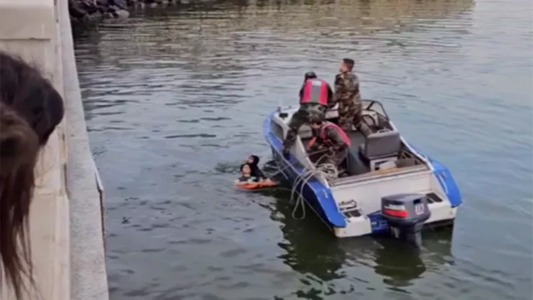 Bulvarda qadın özünü dənizə atdı - VİDEO