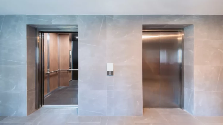 Dəhşətli anlar: 3 yaşlı uşaq lift şaxtasına düşdü – ANBAAN VİDEO