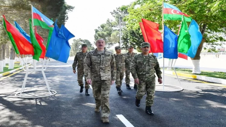 İlham Əliyev MN-in komando hərbi hissələrinin birində yaradılan şəraitlə tanış olub, hərbi hissəyə Döyüş bayrağını təqdim edib - VİDEO - FOTO