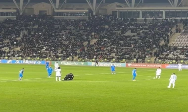 Fransa-Azərbaycan oyunu zamanı meydançaya daxil oldu -  Oyun dayandı - VİDEO
