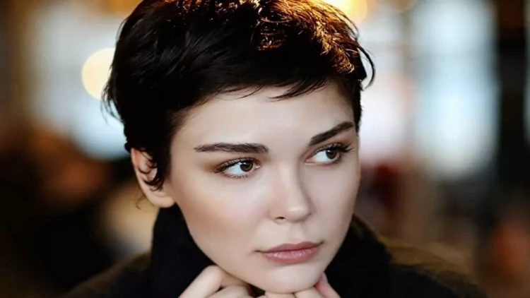 Məşhur aktrisa keçmişini sildirmək istədi, amma...