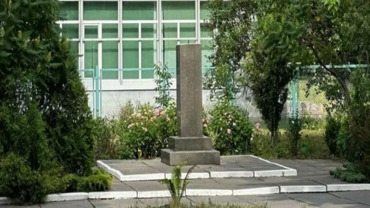 Sovet kosmonavtının büstü söküldü - FOTO