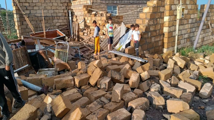 Güclü külək fəsadlar törədib - FOTO