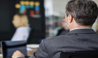 MN-in vəzifəli şəxsi həyat yoldaşını azyaşlı uşaqları ilə birgə evdən qovub? - İDDİA